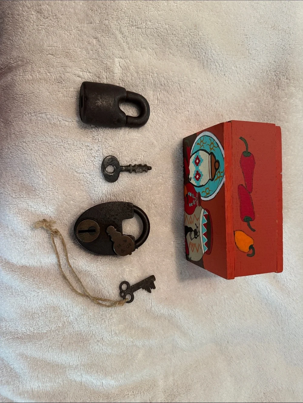 Decorative Black Iron Padlock and Vintage-Style Keys Set